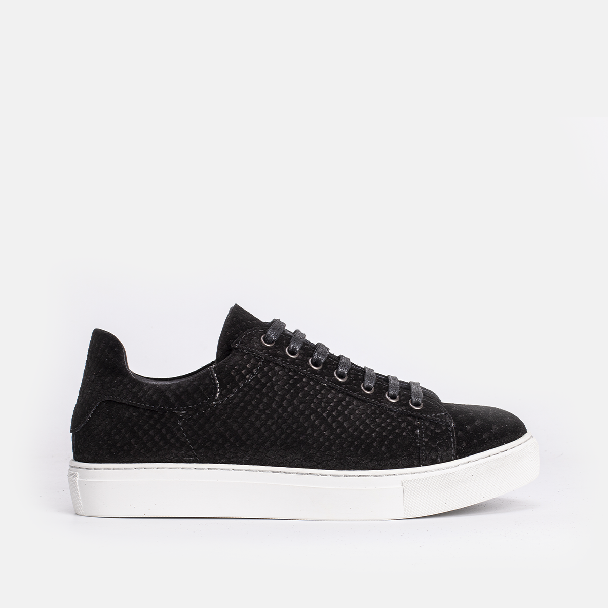 BASKETS EN DAIM NOIR 400