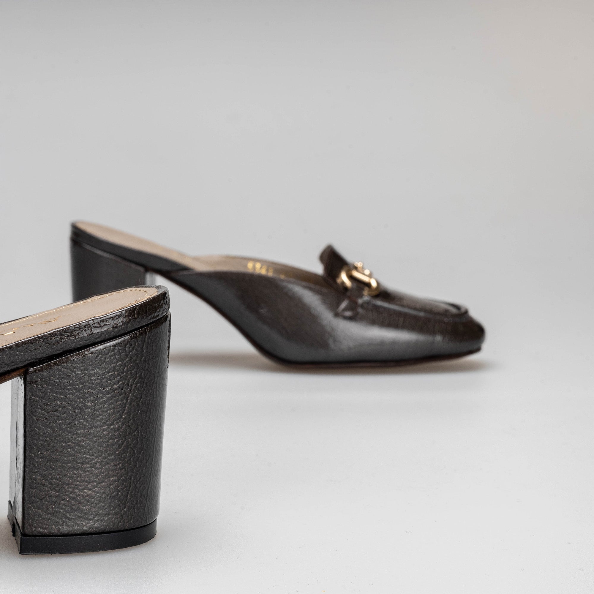 MULE TANGER EN CUIR  VERNIE MARRON