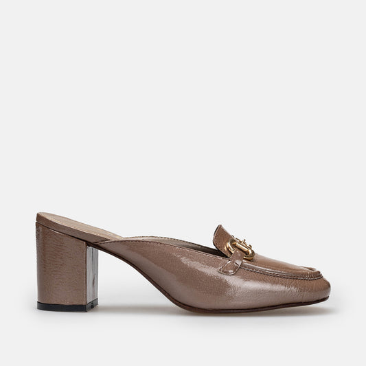 MULE TANGER EN CUIR  VERNIE TAUPE