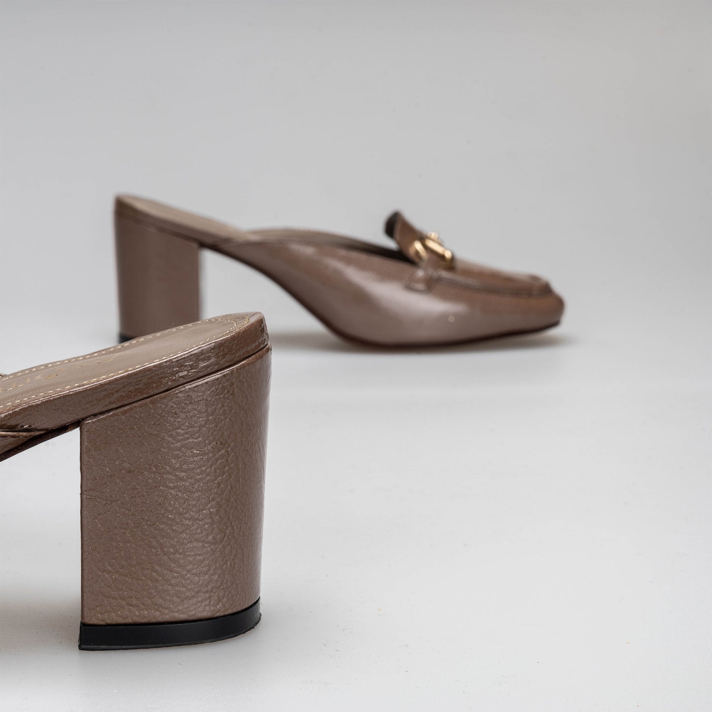 MULE TANGER EN CUIR  VERNIE TAUPE