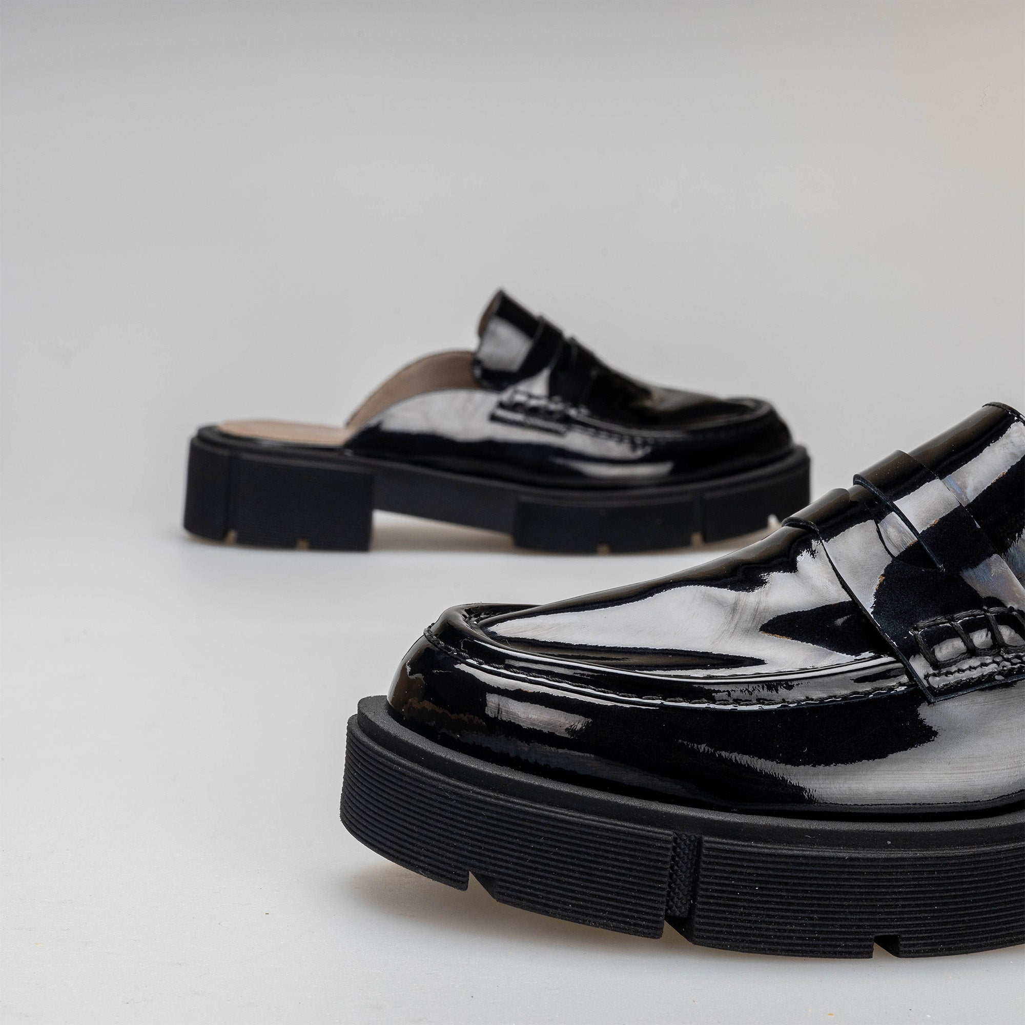 MULE MEKNES EN CUIR NOIR VERNIE