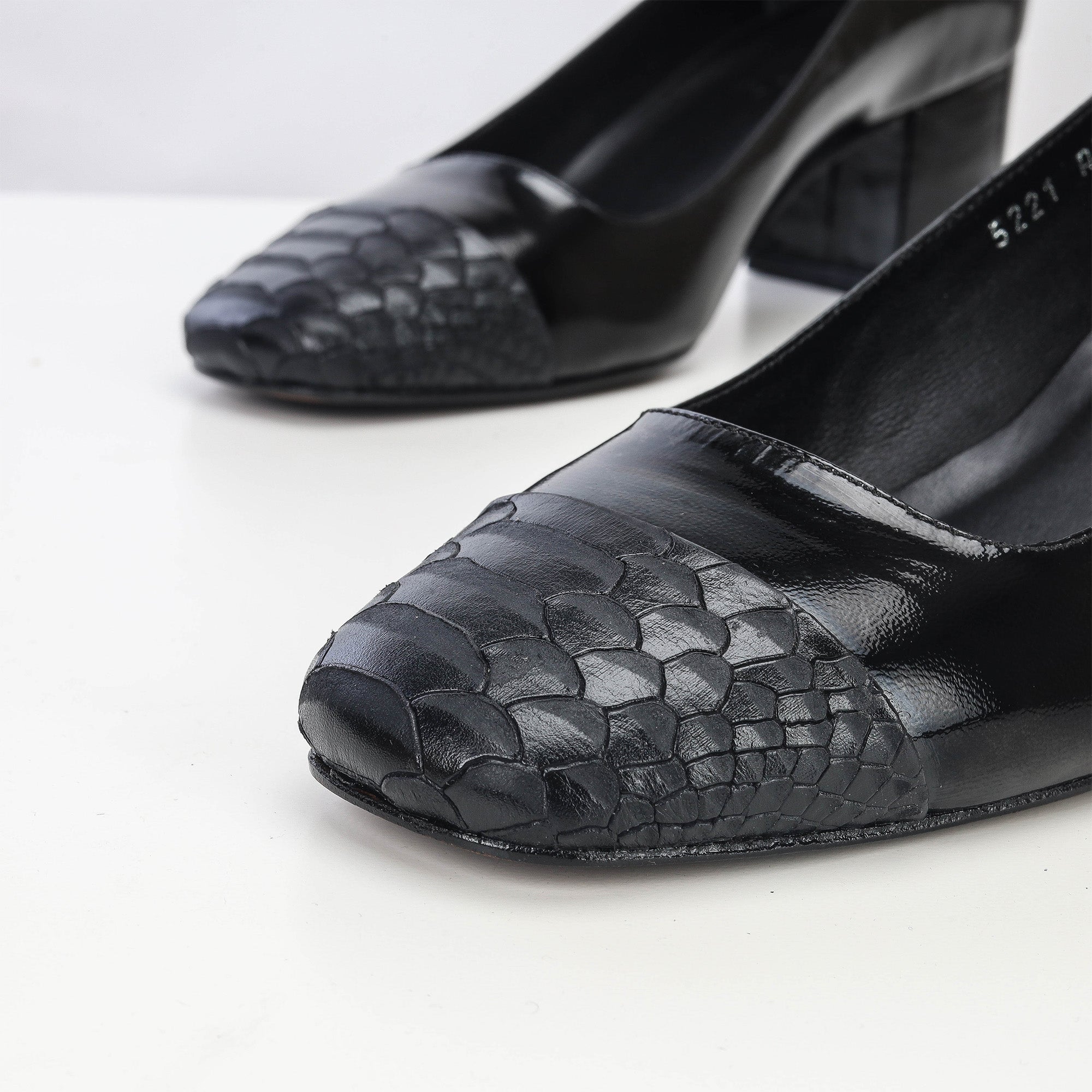 YACOUT EN CUIR BRILLANT NOIR