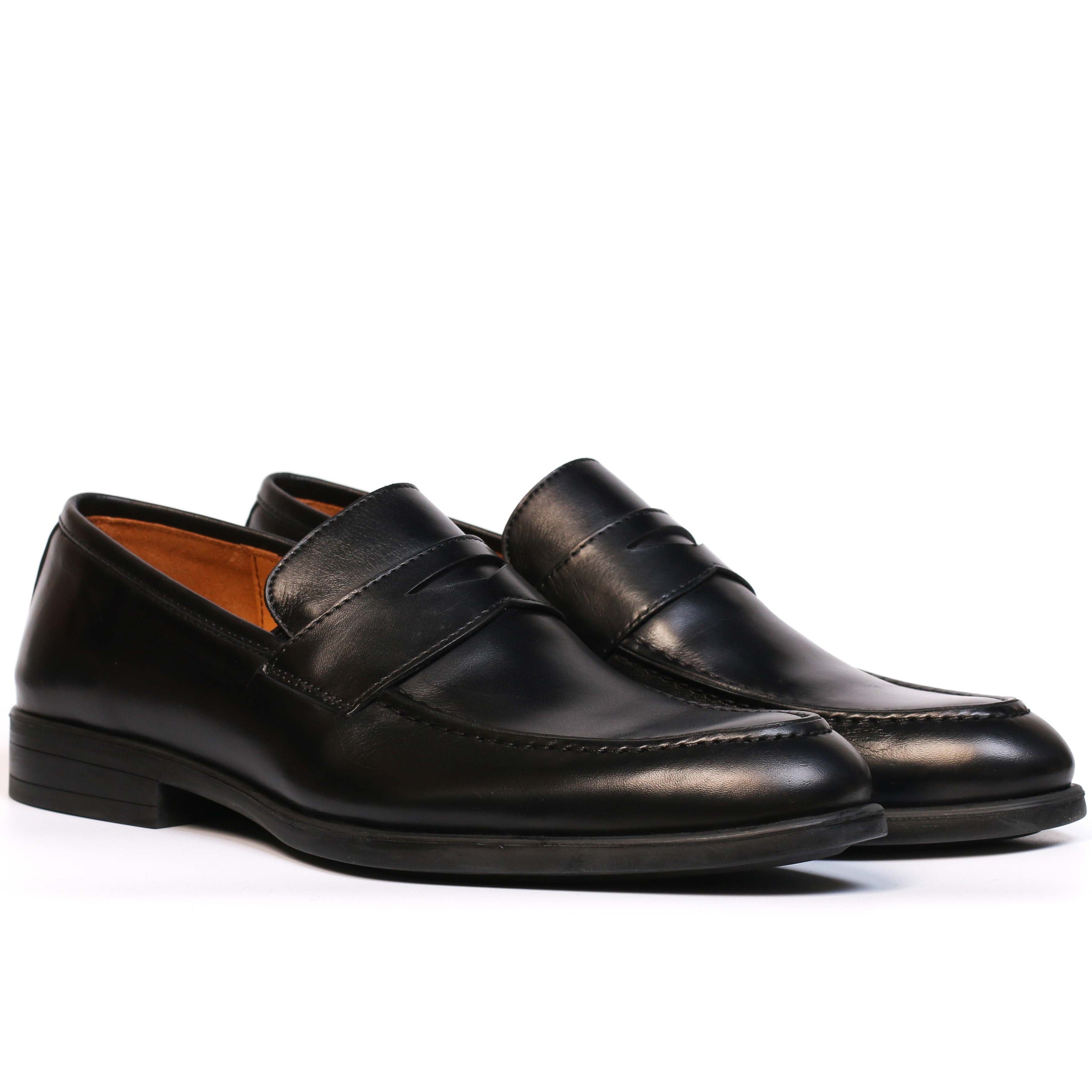 CHAUSSURE EN CUIR NOIR 22228
