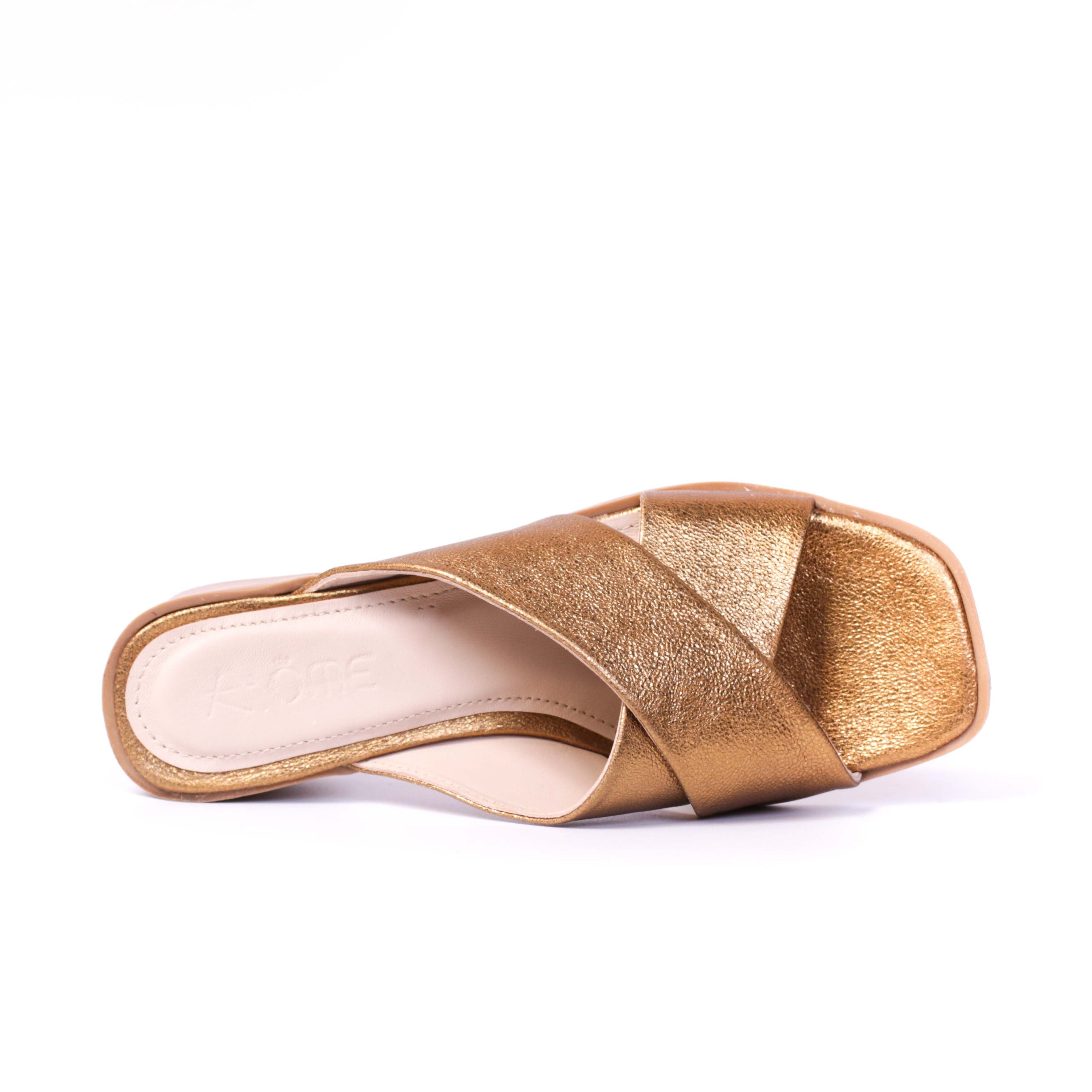 149 SANDALES EN CUIR DORÉ