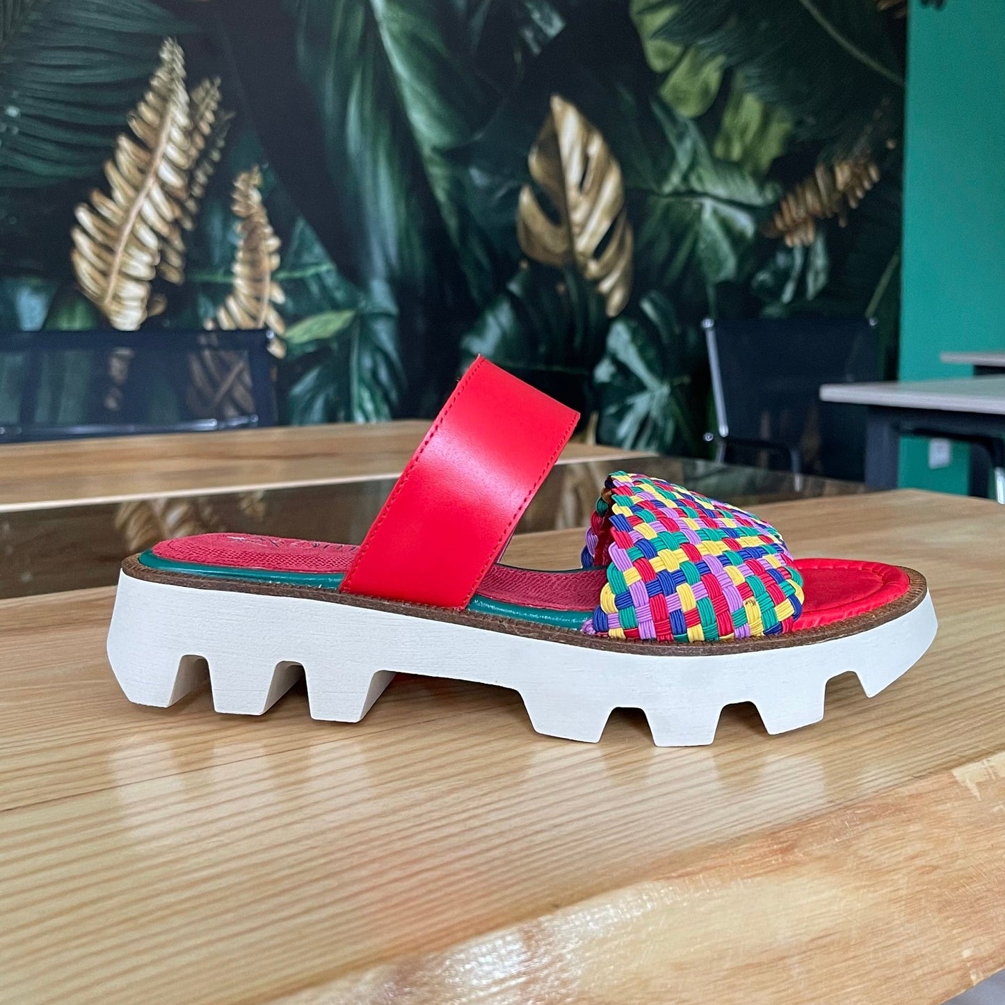 SANDALES EN CUIR ROUGE 070