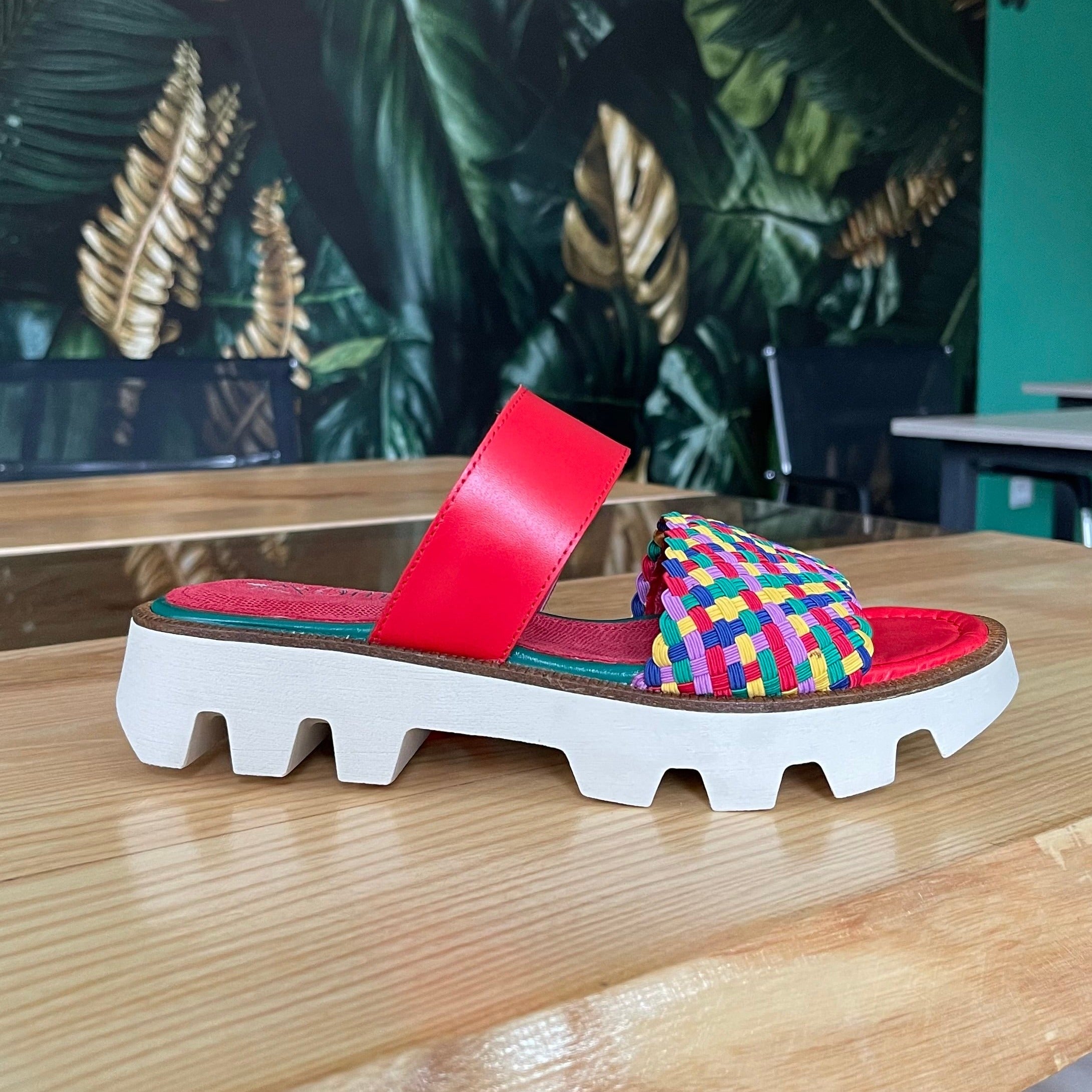 SANDALES EN CUIR ROUGE 070
